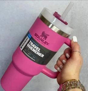 Stanley 40oz gobelets en acier inoxydable tasses avec poignée couvercle et pailles tasses de voiture rose chaud revêtement en poudre bouteilles d'eau potable isolées sous vide en plein air GG0906