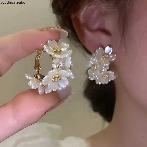 Nouvelle exquise Boucles d'oreilles de cerceau d'épissage à fleurs blanches exquises pour les femmes Mode géométrique C Boutiques d'oreilles coréennes Cadeaux de bijoux élégants Nice Orxf