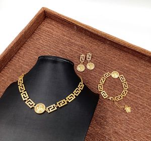Nieuwe F -merk Set oorbellen, armbanden, kettingen, klassieke mode, hoogwaardige damespareljuwelen accessoires Merkontwerper Gold Compated Metal Wedding Party