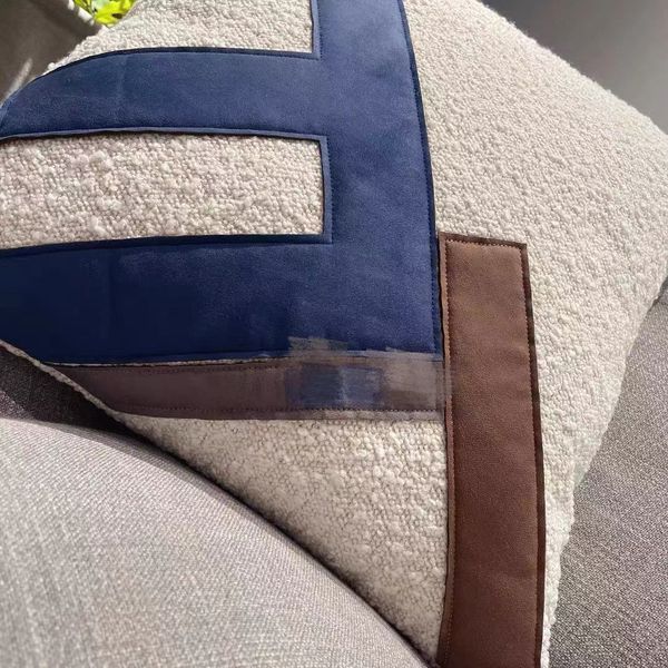 Coussin/oreiller décoratif NEW F WOOL avec rembourrage en coton Top Quailty 4545cm