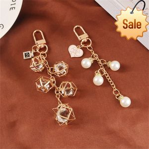 Porte-clés en alliage de fausse perle rose en forme de cœur de pêche, pendentif pour femmes, cadeau créatif, diamant, parfum, accessoires en métal, décoration de sac, nouvelle collection