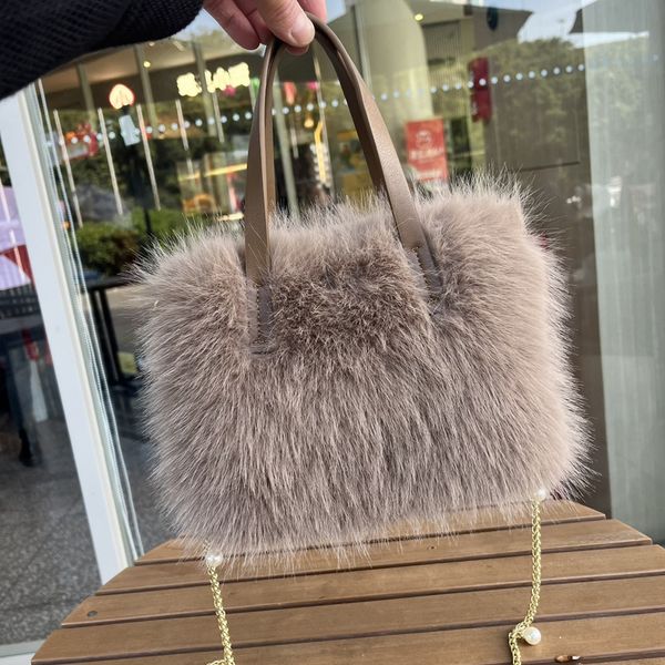 Nouveau sac de remorquage en laine d'automne et d'hiver Sac à bandoulière de style hiver Sac de créateur Cony Hair Sac à bandoulière pour femme Femmes Cuir Bandoulière Sacs à main cosmétiques