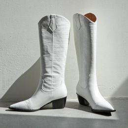 Nieuwe herfst lederen vrouwen zwart wit rijden laarzen textuur knappe puntige medio hiel knie-hige dames schoenen slip-on mujer bombas