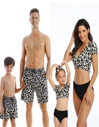 NOUVELLE famille correspondant tenue maillots de bain femmes maillot de bain papa mère fille enfant fils fille maillot de bain Bikini été plage robe 2525729