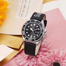Nouveau célèbre designer mode homme/femmes marque montre bracelet en cuir décontracté robe luxe Quartz montre carré Relojes De Marca poignet