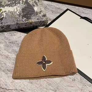 NIEUW Fashin pet designer beanie luxe heren honkbalhoed sport katoenen gebreide hoeden schedelkappen uitgerust klassieke driehoekige letter bedrukte wollen mutsen casual SAAA