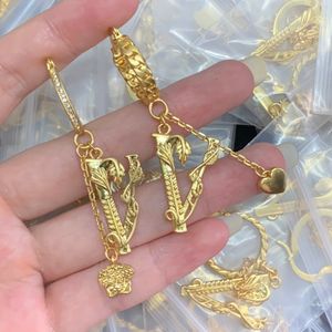 Nueva moda 18K chapado en oro Ear Stud Grecia Patrón de meandro Medusa Retrato de cabeza Pendientes de escultura mujeres hombres Diamantes ahueca hacia fuera la letra Pendiente de gota Joyería ME-03