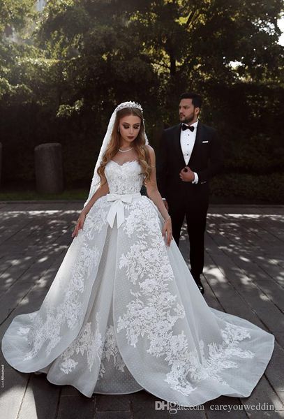 Nueva moda Una línea de vestidos de novia Una línea de flores de encaje 3D Vestidos de novia Vestidos de novia de tren de corte de corazón con tren desmontable personalizado