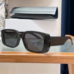 Nouveaux accessoires de mode Cadres de lunettes célèbres Lunettes de soleil de la marque Modèle de mode Miroir transparent Super Light confortable