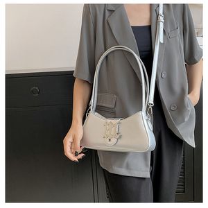 Nouveau sac de mode Petit sac minimaliste français pour femmes, nouveau sac à bandoulière simple super chaud à la mode et tendance, sac à bandoulière polyvalent de couleur unie sous les bras