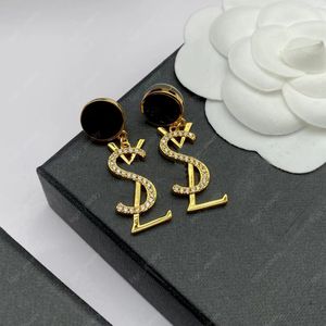 New Fashion Black Heman Letter Sangle Chandelier Boucles d'oreilles Women's Gold Sier Needle Designer Bijoux For Women Party Birthday Gift