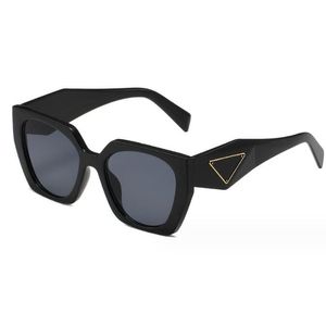 Nouvelles lunettes de soleil noires de la mode.