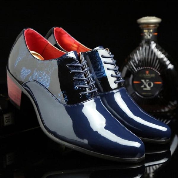 Nueva moda, zapatos de tacón alto para hombre en azul y negro, zapatos de vestir de cuero puntiagudos, zapatos de boda con cordones para hombre, zapatos para hombre D2H9