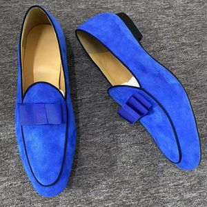 Nouvelle mode Blue Cow Muis de daim Bowtie Slip on Men Hang Dress Shoes Handmade Designer Chaussures Mentlemen Fumer Flats Slippers