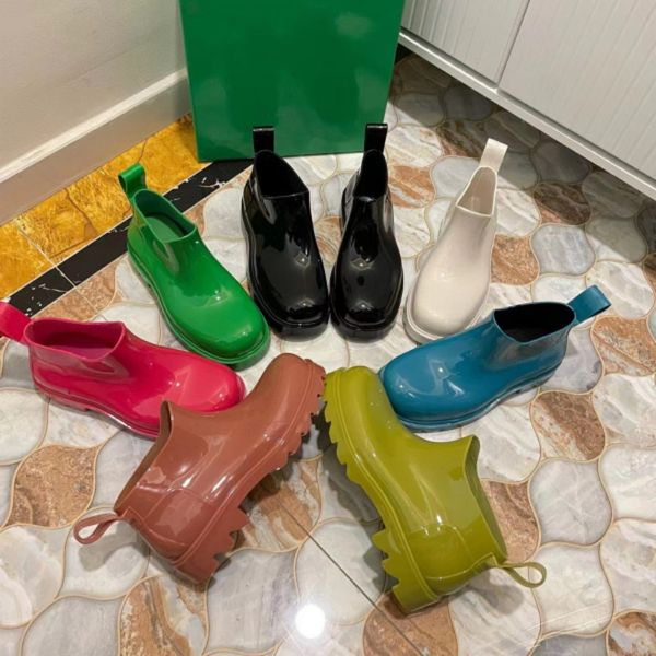 Nuevas botas de moda Zapatos de jalea de diseñador de lujo Al aire libre Cálido Mantener los zapatos de lluvia cortos Suela gruesa Color caramelo Cabeza redonda Antideslizante Impermeable Hombres y mujeres Mismo 36-45