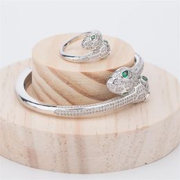 Nueva marca de moda Conjuntos de joyería Lady Brass Full Diamond Ojos verdes Cabezas dobles Serpiente Serpiente Pulseras de oro de 18 quilates Conjuntos de anillos 1Sets280A