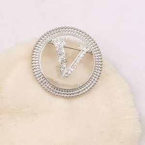 Nouvelle broche de mode pleine de diamants personnalité revers élégant polyvalent tempérament épingle pull accessoires or rouge perle diamant ruban laiton une broche 9057