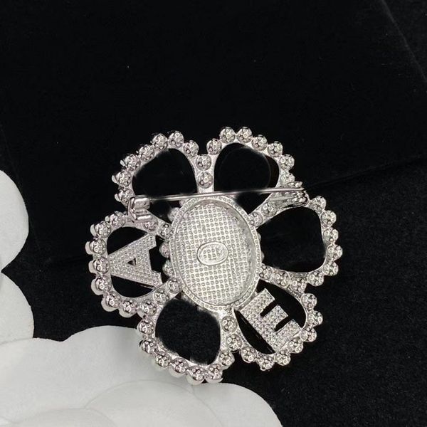 Nueva moda broche lleno de diamantes Personalidad elegante solapa temperamento versátil pin accesorios de suéter oro rojo Perla Diamante astilla Latón un broche 69