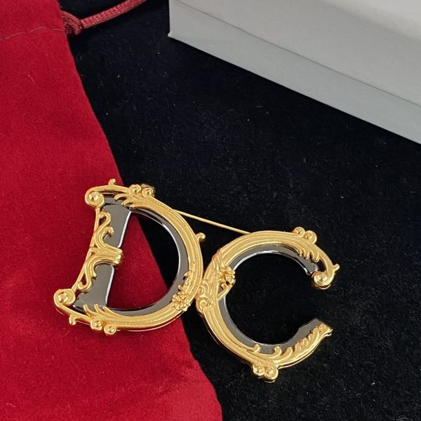 Nueva Broche De Moda Lleno De Diamantes Personalidad Elegante Solapa Temperamento Versátil Pin Accesorios Para Suéter Oro Rojo Perla Diamante Astilla Latón Un Broche Regalo