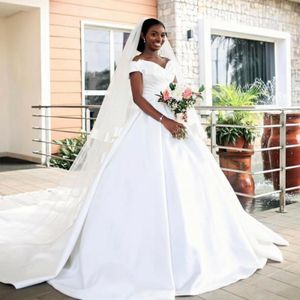 Nouvelle Mode Pas Cher Simple Africain Plus La Taille Une Ligne Robes De Mariée Nigérian Satin Plis Tribunal Train Église Jardin Robe De Mariée Robes De Mariée