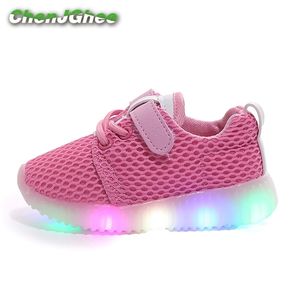 Nuevos zapatos para niños de moda con luz LED Zapatos para niños Luminoso Zapatillas de deporte brillantes Bebé Niño Niños Niñas Zapatos LED Air Mesh Soft 201113