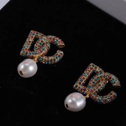 Nueva moda Color Diamante Carta Pendientes con dijes Rhinestone de las mujeres Pendientes colgantes de perlas Joyería de diseño para regalos de cumpleaños de fiesta