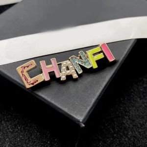 Nieuwe modekleurbrief broches parel email luxe ontwerper broche pins voor dames feest cadeau sieraden