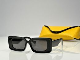 Nouveau design de mode lunettes de soleil rectangulaires monture en acétate avec une anagramme dans une finition dorée sur les tempes verres uv400 de style minimaliste moderne populaire 40104U