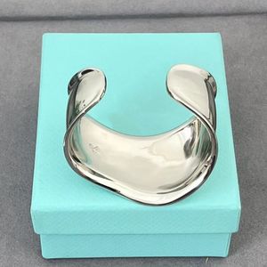 Nieuwe Mode Ontworpen Titanium Staal Medium Bone Manchet In Sier T Letter Onregelmatige Glanzend Breed Gezicht Vrouwen Armband Designer Sieraden B Df Armband Vrouwen