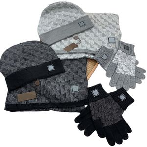 Nouveau créateur de mode chapeaux gants écharpes ensembles bonnet hommes automne hiver en plein air garder au chaud tricot classique assorti gants à carreaux pour femmes écharpe Skull Caps coffret 3 pièces