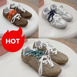 Nouveau créateur de mode Chaussures de course 530 Sneakers en daim co-marqués hommes Femmes de randonnée chaussure blanche cannelle en plein air cmg