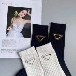 NIEUWE mode-ontwerper sokken voor heren dames katoenen ademende sok met lederen metalen stuk