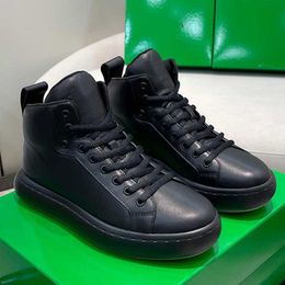 Nieuwe mode-ontwerper sportschoenen luxe heren hoge sneakers rubberen zool zwart lederen bovenwerk gepersonaliseerde trendy mannen casual schoenen merk designer schoenen topkwaliteit