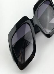 Nouvelle créatrice de mode Femme Sunglasses 0053 Black Grand Frame Square Frame Classic Simple Elegant Luners UV400 Outdoor Protective 4090325