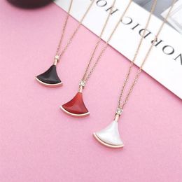 Nouvelle mode élégante en or rose de haute qualité en titane petite robe rouge colliers secteur nacre pendentif collier femmes 1254b