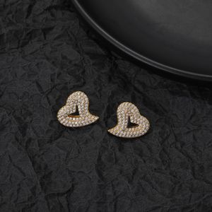 Nouvelles boucles d'oreilles Love European et American Hip Hop Boucles d'oreilles en forme de coeur Zircon Retro Zircon Ins Haut-oreilles pour W 249m