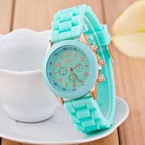 Mode Genève Montres Casual Mesdames Silicone Silicone White Quartz Montre Femmes Sport Sport Caoutchouc Numérique Cadeau de vacances