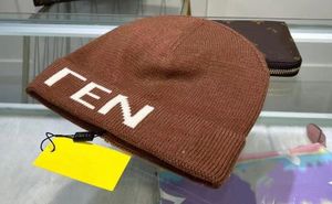 Chapeau tricoté avec lettres européennes et américaines brodées, casquette en laine du même Style pour hommes et femmes, chapeaux chauds, nouvelle mode