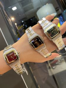 Nouvelle mode dame montre à quartz 28mm deux tons brosse en or en acier inoxydable femmes horloge carrée de qualité supérieure vert noir cadran rouge montre