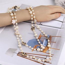 Collana di dichiarazione del maglione a catena lunga di perle bianche di nuovi stilisti di lusso eleganti bellissimi fiori per donna226f