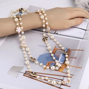 Nouveau créateur de mode de luxe élégant belles fleurs perles blanches collier de déclaration de chandail à longue chaîne pour femme