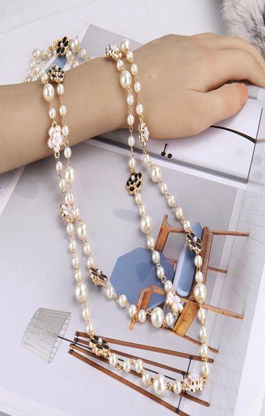 Nouveau créateur de luxe de mode Elegant Beautiful Flowers White Pearls Long Chain Sweater Statle Collier pour femme9978582