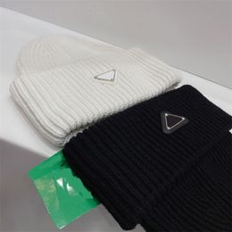 Nouveaux hommes de mode designer bonnet dames chapeaux de luxe plein triangle noir rouge épais tricot gorra crâne casquette hiver automne voyage taille libre extensible pj019