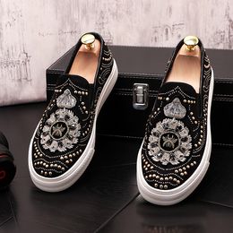 Nouvelle mode hommes chaussures de velours rouge pantoufles boucle hommes avec des accents d'or mocassins de bal et de fête sans lacet appartements pour hommes