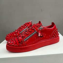 Nouvelle mode Charme pour hommes Red Rivet Lace Up Chaussures de planche Male Prochal Flats Moccasins Sports Sneakers Walking Zapatos Hombre