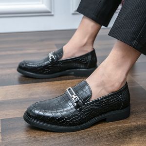 Nuevos zapatos de cuero de vestir con patrón de cocodrilo para hombre, mocasines de diseñador para hombre, calzado de baile de graduación y regreso a casa