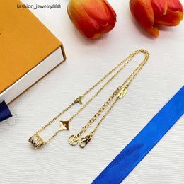 Nuevo collar de moda Diseñador Jewelr Mujer Colgantes Collares Enlace cubano Cadenas de oro para hombres Grano de la suerte con letra V Amantes colgantes con Bx