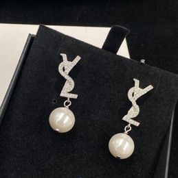 Nueva moda Perla Charm Drop Cuelga Pendiente Aretes Diseñador de lujo Letra de plata Ear Stud Fiesta de las mujeres Joyería de boda Pendientes Gotas para los oídos
