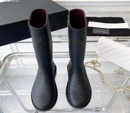 Nouvelles bottes de pluie de mode Designer de luxe Chaussures à talons hauts Flat Rubber Real Cuir Chaussures Jelly Outdoor Anti Skid Locomotive Warm et 4438223