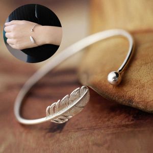 Nieuwe mode zilveren armband niet allergische hoogwaardige vrouwelijke eenvoudige veer kleine bal open armband handgemaakte sieraden cadeau Q0719
